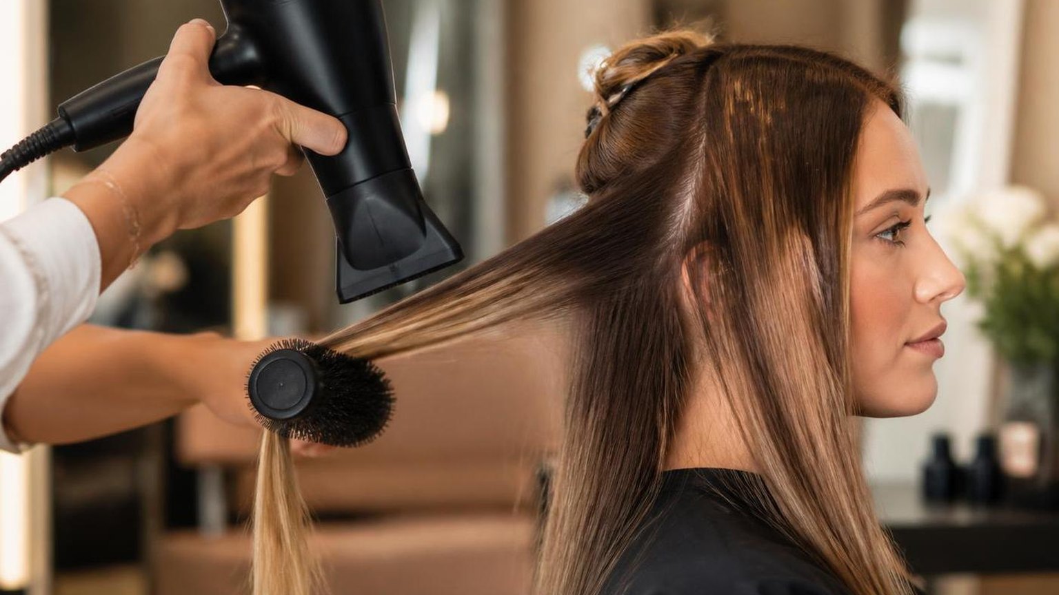 What a blow dry bar is, and how the model works — shown step by step in this guide