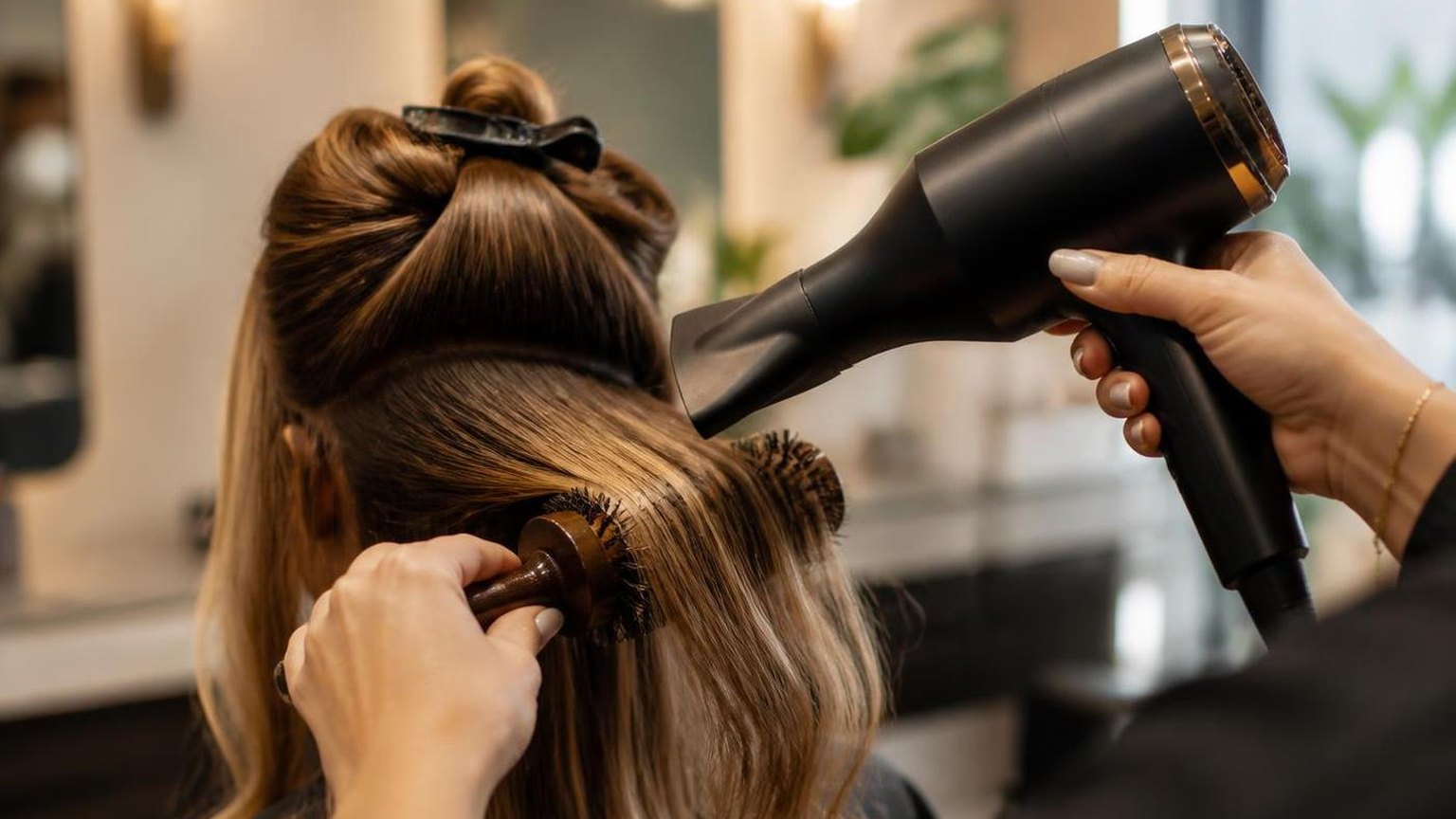 The licences a blow dry bar needs, and who issues them — shown step by step in this guide